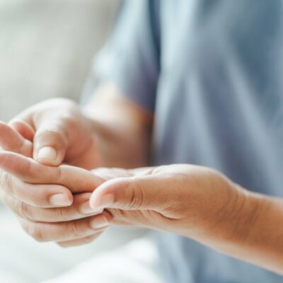 Hand tremors – Causes and risk factors
